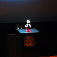 「地上から一番高い場所で対話をしたロボット」「初めて宇宙に行った寄り添いロボット」という2つのギネス世界記録にも認定されたKIROBO　（日本科学未来館にて）