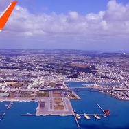 中部国際空港セントレア（名古屋、NGO）と那覇空港（沖縄、OKA）を結ぶジェットスター・ジャパン新路線の運航初日、那覇行きGK381便から見えた風景。沖縄の街並みが見えてきた