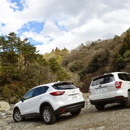 マツダ CX-5（左）とスバル フォレスター（右）