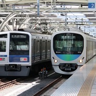 池袋線は今年4月15日に開業100周年を迎える。写真は池袋線石神井公園駅に停車中の30000系（右）と6000系（左）。