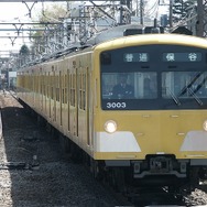 大泉学園駅付近を走る黄色い塗装の3000系（2002年）。西武は「黄色い電車」が自社のイメージでもあるとして、6000系を1編成だけ黄色に塗り替えることにした。