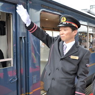 北近畿タンゴ鉄道は4月1日から「京都丹後鉄道」として新たなスタートを切った。出発式で発車合図をする土出尚登駅長