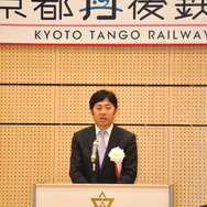 北近畿タンゴ鉄道は4月1日から「京都丹後鉄道」として新たなスタートを切った。式典であいさつするウィラートレインズの村瀬社長