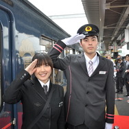 丹後あおまつ3号のアテンダント、前田菜津美さん（左）と運転士の矢野裕城さん。制服も新しいデザインに変わった