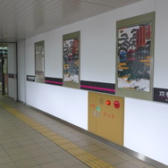 京都丹後鉄道福知山駅。壁にはロゴが描かれ、ポスターが掲げられている