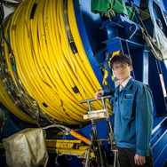海洋研究開発機構　澤 隆雄氏と深海調査研究船「かいれい」に搭載した深海ROV用ケーブル