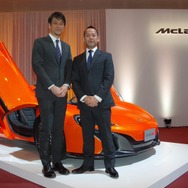 永三MOTORSティモシー・チャン会長（左）とマクラーレンのオペレーション・マネージャー名取雅裕氏（右）