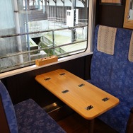 七尾方「里海車両」のボックス席。シートの色が「里山車両」と異なる。