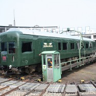 『トワイライトエクスプレス』用客車がこのほど梅小路運転区に搬入。隣接する梅小路蒸気機関車館の転車台を経て京都鉄道博物館の建設地に入った。