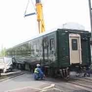 車庫の外に押し出されたスロネフ25 501は京都鉄道博物館の建設敷地に入る。