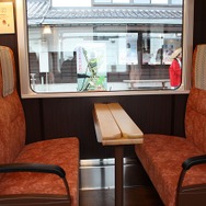 NT301の4人用ボックス席。ヘッドレストカバーは能登上布を使用している。