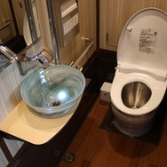 トイレの手洗い鉢は能登島のガラス工芸品を採用した。