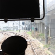 田端駅の南東側でいったん停止。常磐貨物線（左）に入る。