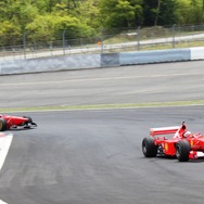 フェラーリ F2001（前）とF310（後）