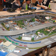 「ニコニコ超会議2015」では、「向谷実Produce!超鉄道」ブースに鉄道会社など9社が出展。ポポンデッタのブースでは大きなNゲージ鉄道模型のジオラマが目を引いた