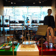 イタリアのスポーツブランド「diadora」のスニーカーをイメージし、シートにカスタムを施したベスパ『プリマベーラ50』が、「ビームスハウス丸の内」（丸ビル1F）に特別展示されている