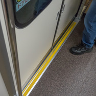 乗降口下部に設置された黄色の識別板。