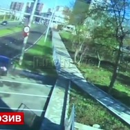 ロシアのサッカー選手が運転する日産GT-Rが170km/hの猛スピードで電柱に激突する事故映像を公開した『LIFENEWS』
