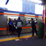 武蔵野線電車のシートを交換するスタッフたち