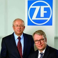 TRWのジョン・C・プラント社長兼CEOとZFのステファン・ゾンマーCEO