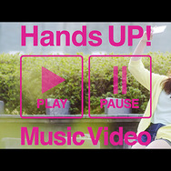 腕の角度を検出するスマホ内のジャイロセンサーを活用したブラウザ視聴による限定PV「HandsUP！」