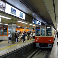 阪神の鉄道事業営業利益は56億9600万円。前年同期に比べ2.8％の増益だった。
