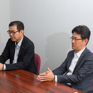 CX-3開発主査の冨山道雄氏（左）と松田陽一チーフデザイナー（右）