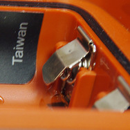 バッテリーの接点は金属板の裏にスプリングがあるこった形状。脱着しやすく、しかも接触不良を起こしにくい。