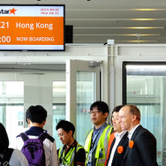ジェットスター・ジャパン成田－香港線の初日。同社CEOのジェリー・ターナー氏も初便の乗客を見送った