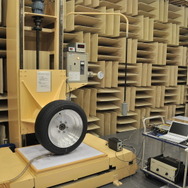 ブリヂストン 東京工場の技術センターにある「無響室」