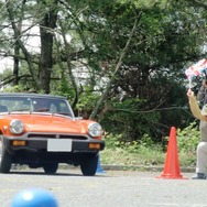 駐車OK。次のスペースへ。クルマはMG ミジェット。