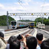 西武鉄道は6月9日に武蔵丘車両検修場で「西武・電車フェスタ2015 in 武蔵丘車両検修場」を開催。屋外では撮影会が行われ、大勢のファンが列をつくった