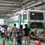 西武鉄道は6月9日に武蔵丘車両検修場で「西武・電車フェスタ2015 in 武蔵丘車両検修場」を開催。保線車両への乗車体験もあった