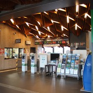 宝積寺駅の改札口。ここの天井も木材が使われている。