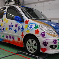 子どもたちが塗装した自動車。ベースは北陸新幹線をモチーフにしている。