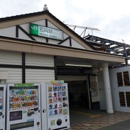 石岡駅の現在の駅舎。新駅舎の使用開始後、撤去工事が始まる。