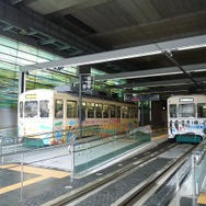 富山市は「LRTネットワークの形成」を掲げており、これまでに富山港線のLRT化などを実施してきた。写真は今年3月から富山駅の新幹線高架下に乗り入れるようになった富山軌道線の電車。