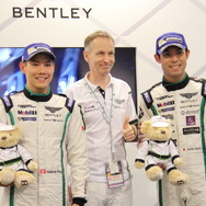 2人の勝利を讃えるベントレーモータースジャパンのティム・マッキンレー代表（中央）