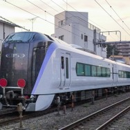 JR東日本の中央線用新型特急電車E353系の量産試作車が完成し、7月25日に出場した。電気機関車にけん引されて南武線を走るE353系