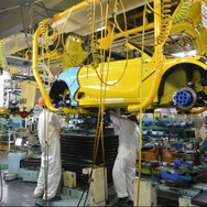 ホンダ S660 を生産する八千代工業、四日市製作所。通常はご覧のように下からエンジンを締結する