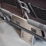 E353系はグリーン車も座席配列は2+2だが、普通車にはない設備としてフットレスト（足を載せる台）が設置されている