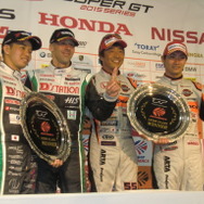 左からGT500優勝の佐々木、クルム、GT300優勝の高木、小林。