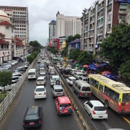 ヤンゴンの市内の渋滞