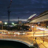 夜の帳が下りたころ、旭橋駅付近を行く沖縄都市モノレール「ゆいレール」