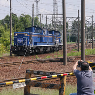 札幌運転所に近い稲穂駅付近でも、ヘッドマークを付けた機関車の入換え風景に熱い視線が注がれていた。