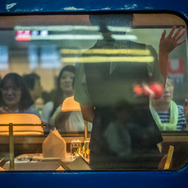 上り最終『北斗星』の発車間際、見送る人々に手を振る食堂車のクルー。『北斗星』が消えると、JRの一般営業列車の食堂車は『カシオペア』のみとなる。