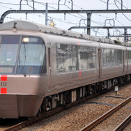 小田急は2016年春に予定しているダイヤ改正から、特急ロマンスカーの停車駅に海老名駅と伊勢原駅を加えると発表。写真はロマンスカーEXE（30000形）
