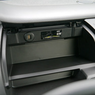 ドライバー前の収納にはUSBが、ただし充電中の携帯を置くと、運転中に中で左右に暴れる。
