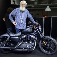 オーストラリアのバイク専門誌「MOTORCYCLE TRADER」の記者、グラントさん。2016年型アイアン883と。