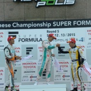 今季2度目の表彰台に立った可夢偉は、優勝の中嶋一貴と握手（左は2位の石浦宏明）。